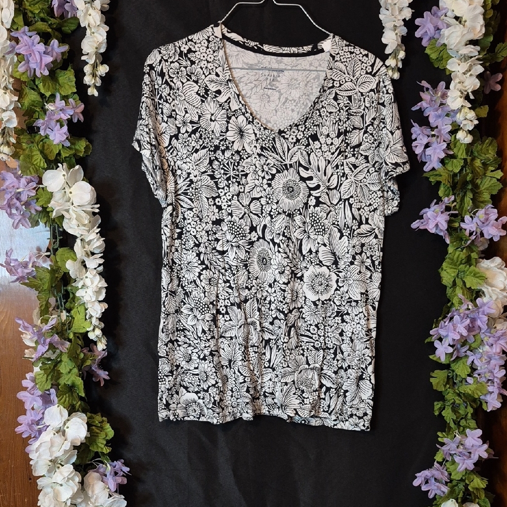 croft & barrow Black and White Floral V-Neck Short Sleeve Tee